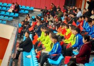 金年会官网-包含球场上掀起紧张气氛，观众席热闹非凡的词条