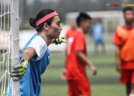 金年会APP-中国足球运动员在赛场上勇猛作战(中国足球运动员不是门捋)