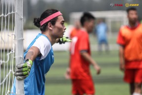 金年会APP-中国足球运动员在赛场上勇猛作战(中国足球运动员不是门捋)