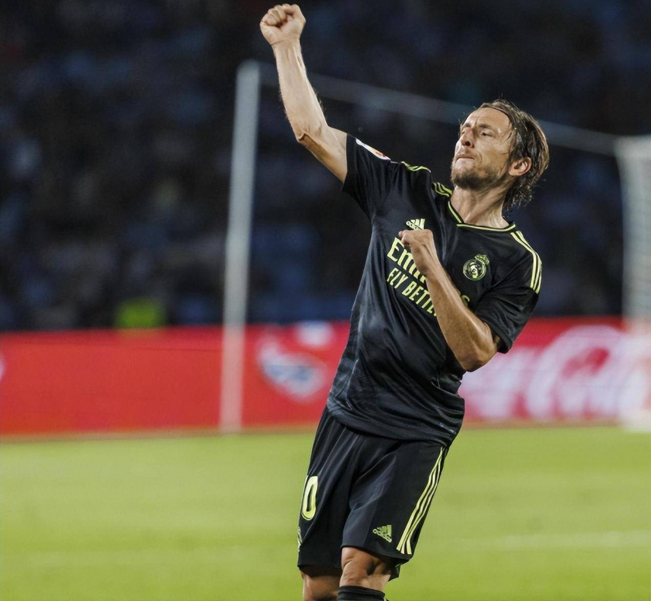 包含希塔队主场迎战奥萨苏纳，球迷翘首期盼的词条