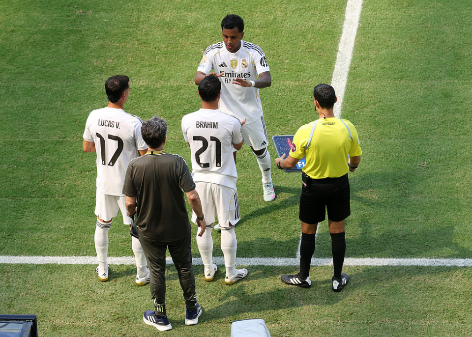 皇马后防漏洞频现，主场遭受惨败的简单介绍