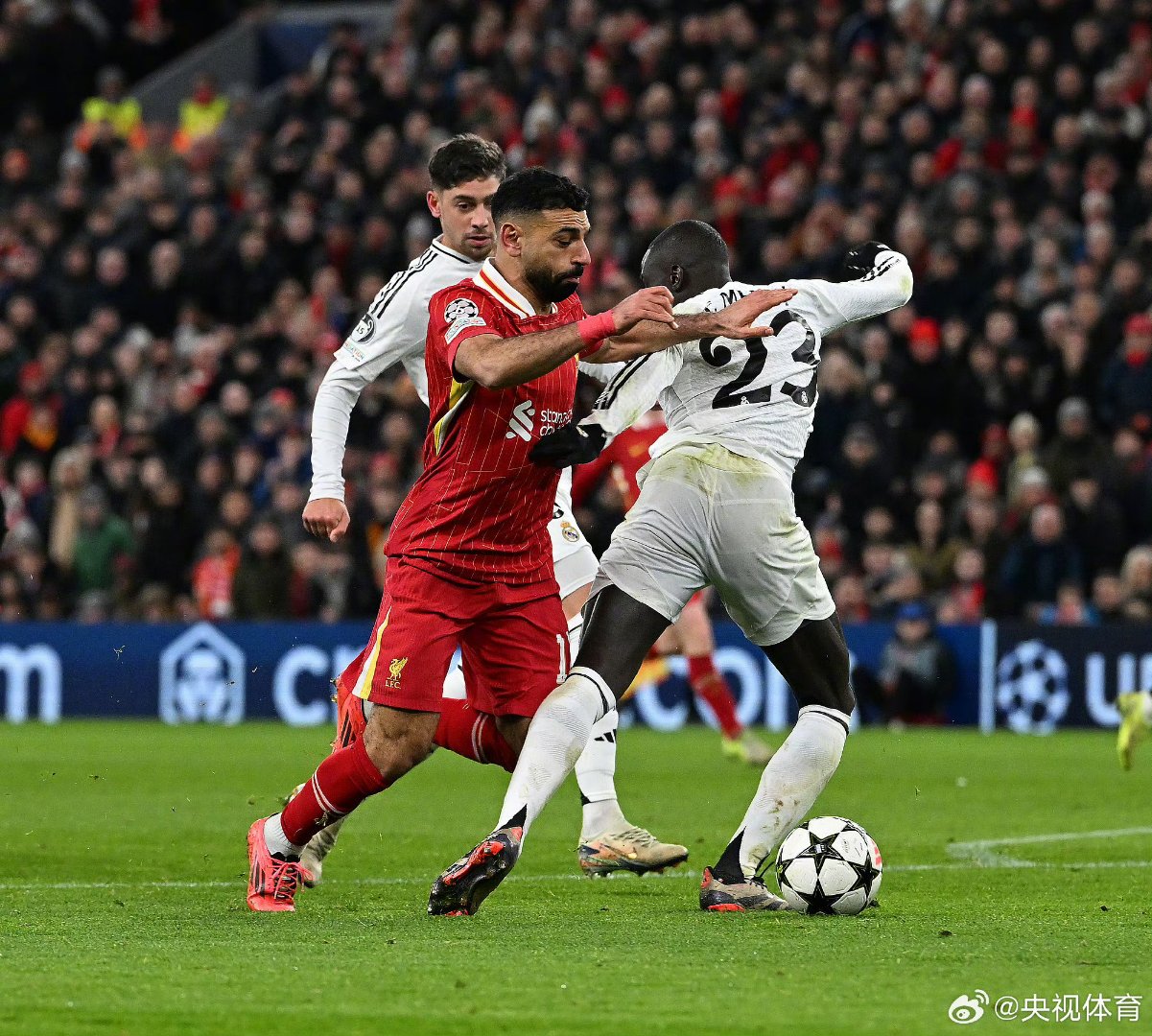 利物浦队员连续射门命中，夺得胜利